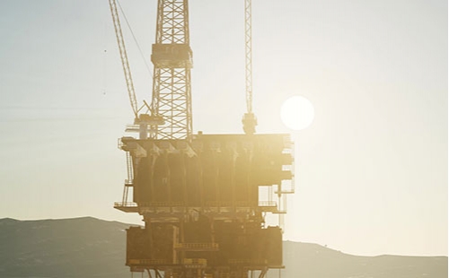 若是一個(gè)錐形托輥的分貝超越根底線(xiàn)8分貝，咱們以為這個(gè)軸承需求光滑。當(dāng)咱們意識(shí)到這個(gè)軸承需求光滑，那么曉得什么時(shí)候中止注油將會(huì)避免過(guò)度光滑的呈現(xiàn)。能夠依照以下三步來(lái)完結(jié)：1）、當(dāng)寫(xiě)入光滑油時(shí)光滑技能員運(yùn)用超聲波儀器檢測(cè)軸承。漸漸注油直到分貝強(qiáng)度降到根底線(xiàn)。2）、若是沒(méi)有根底線(xiàn)作為輔導(dǎo)，光滑油的用量應(yīng)在聲響下降后又上升時(shí)中止。這時(shí)，技能員應(yīng)中止持續(xù)運(yùn)用光滑油。3）、以錐形托輥、沖突托輥生產(chǎn)商的輔導(dǎo)