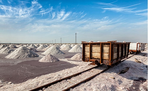 DY移動(dòng)帶式輸送機(jī)主要特點(diǎn):采用高精度，硬具面齒輪，其承載能力高，(比軟具面具輪提高2-3倍)；壽命長(zhǎng)(可達(dá)10年)；結(jié)構(gòu)聚湊，占地面積小(可減少50%以上)；重時(shí)輕，體積小(可降低50%)；尤其是垂直傳動(dòng)結(jié)構(gòu)形式，更適于煤礦井下礦山運(yùn)輸機(jī)械上使用。DY型移動(dòng)式膠帶輸送機(jī)是一種工效高， 實(shí)用，機(jī)動(dòng)性好的連續(xù)輸送裝卸設(shè)備。主要用于裝卸地點(diǎn)經(jīng)常變更動(dòng)的場(chǎng)所，如：港口、碼頭、車(chē)站、煤場(chǎng)、倉(cāng)庫(kù)、建筑工地、